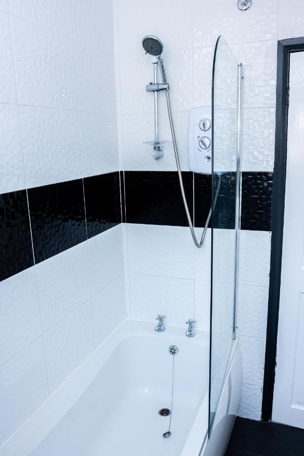 Td Stourb Dudley - Luxurious 3 Bedroom House - Sleeps 7 - Dy1 - Long And Short Stay Brierley Hill Luaran gambar